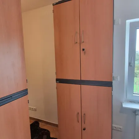 Schnuckeliges Mit Arbeitsplatz Und Gartenblick