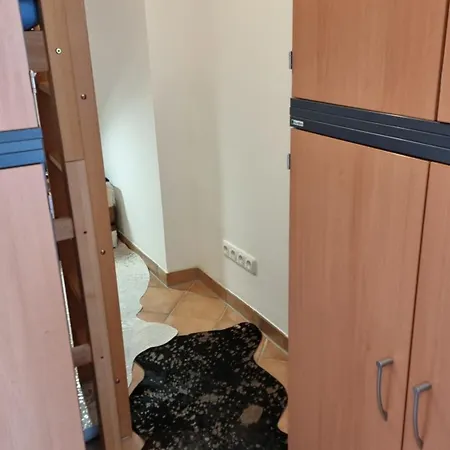 Schnuckeliges Mit Arbeitsplatz Und Gartenblick Проживание в семье