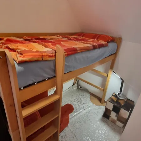 Schnuckeliges Mit Hochbett Und Arbeitsplatz Altenstadt (Hessen)