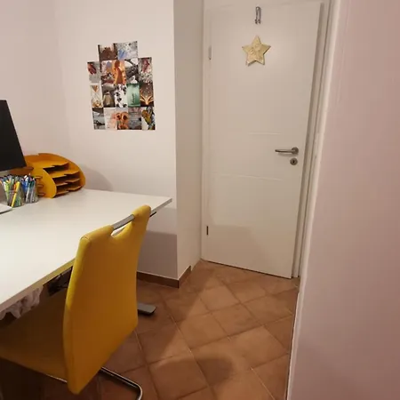 Schnuckeliges Mit Arbeitsplatz Und Gartenblick