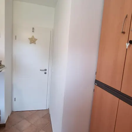 Schnuckeliges Mit Arbeitsplatz Und Gartenblick