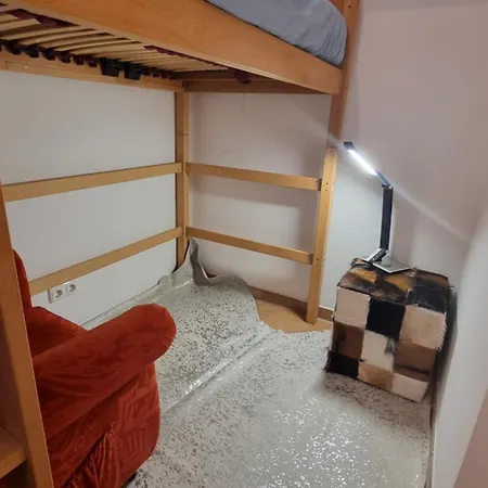 Schnuckeliges Mit Hochbett Und Arbeitsplatz *