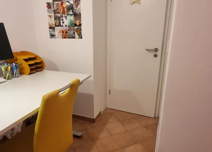 Schnuckeliges Mit Arbeitsplatz Und Gartenblick