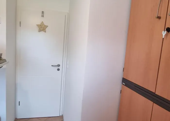 Schnuckeliges Mit Arbeitsplatz Und Gartenblick